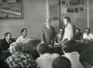 Академик Агошков М.И. вручает сувениры (10.10.1974 г.) Академик Агошков М.И. вручает сувениры (10.10.1974 г.)